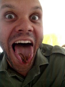 Nicolas Monduc mangeant des insectes