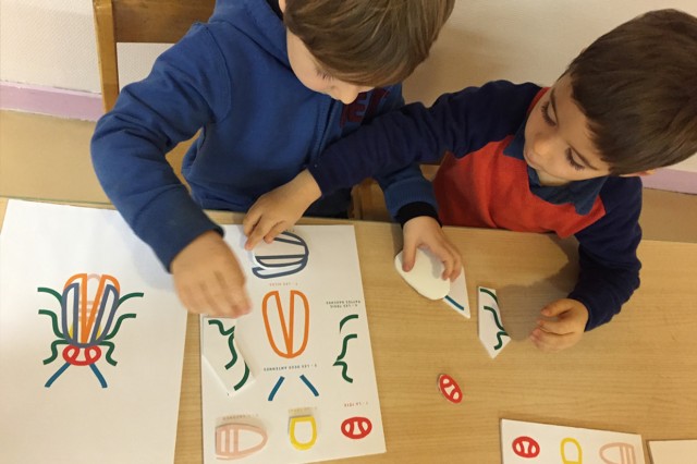Jeu ludique à destination des enfants pour leur faire comprendre l'intérêt de manger des insectes / Crédit photo : Florent lenormand pour Fubiz.net