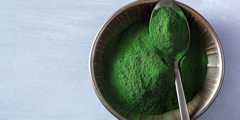 spirulina-powder-healthy-dietary-supplement-jkmthlv