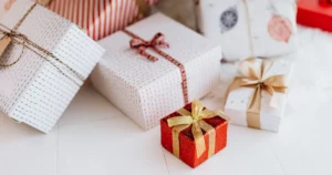 Cadeaux de Noël originaux emballés avec des rubans festifs