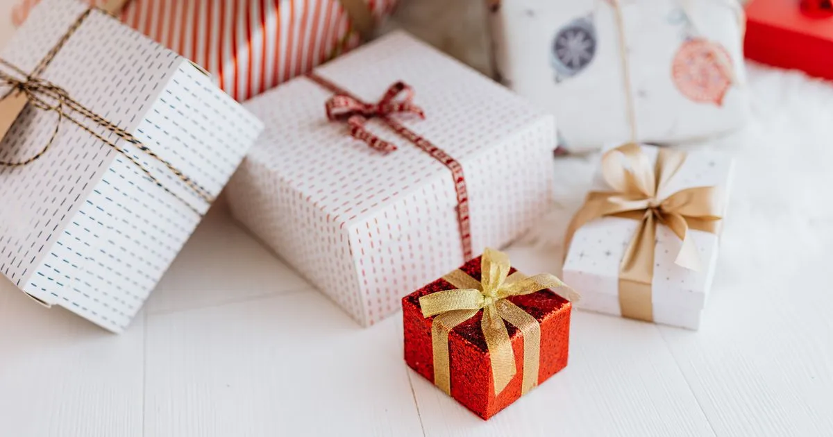 Cadeaux de Noël originaux emballés avec des rubans festifs