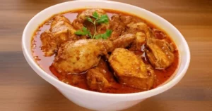 Curry rouge thaïlandais dans un bol blanc avec coriandre fraîche