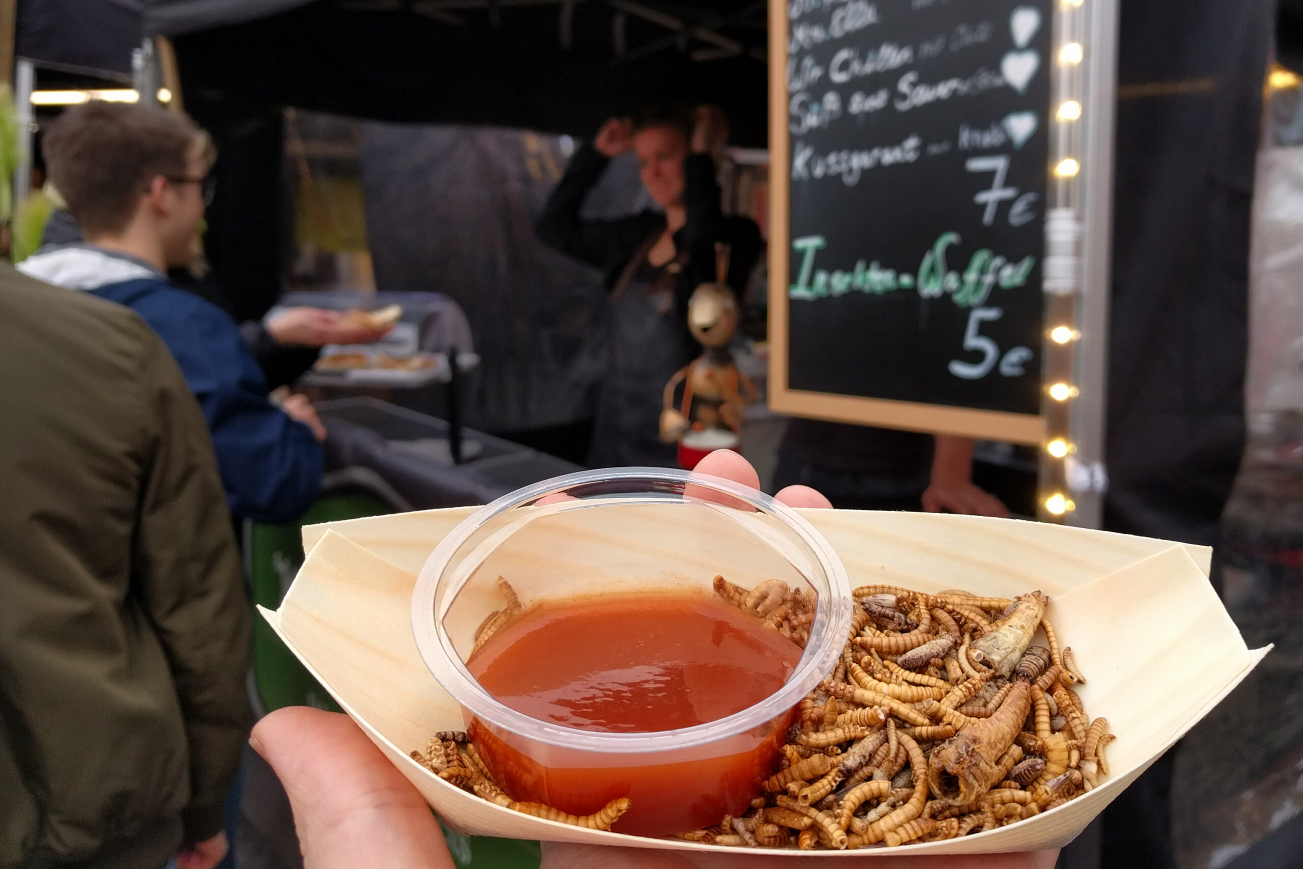 Vers de farine grillés servis en street food avec sauce