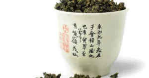 Tasse de thé oolong thaïlandais avec feuilles de thé