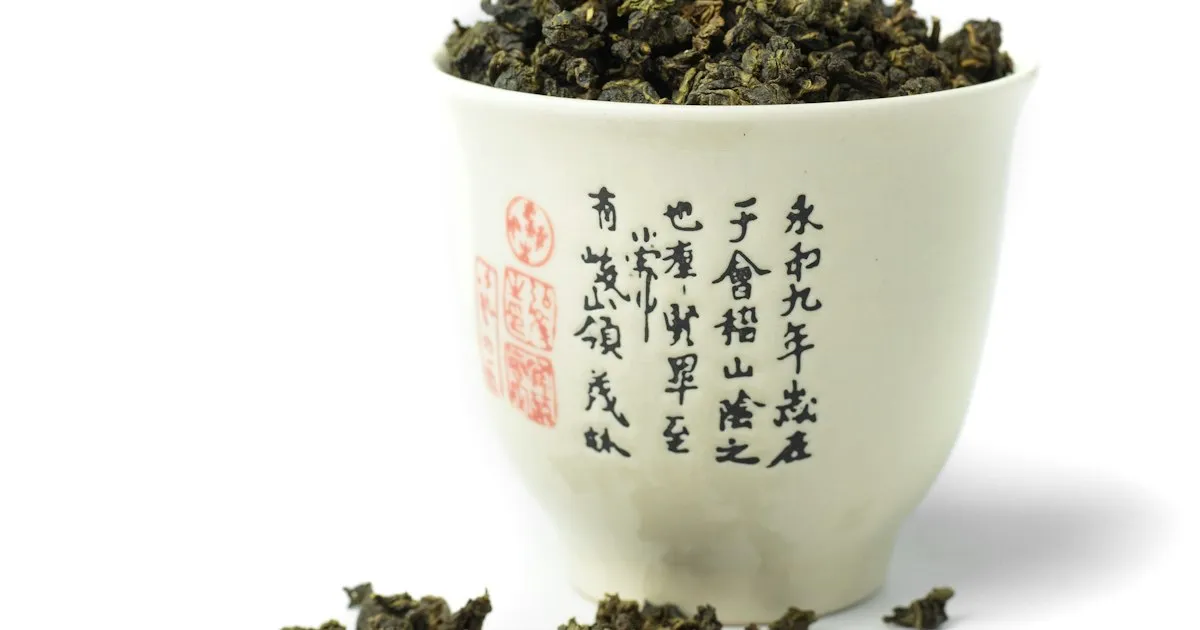 Tasse de thé oolong thaïlandais avec feuilles de thé