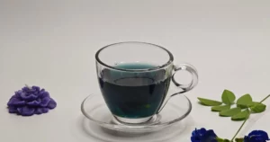 Tasse de thé bleu à la fleur de pois papillon avec fleurs de clitorie