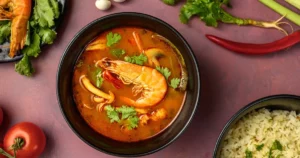 Bol de tom yum aux crevettes avec coriandre, piments et riz